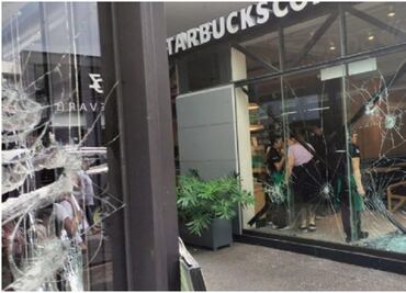 Normalistas causan destrozos en comercios durante protesta en Oaxaca; acusan "actos de represión" por parte de policías