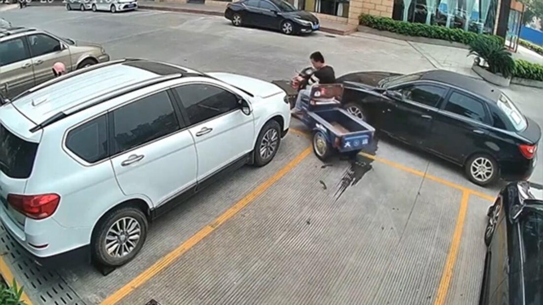 Viral: Hombre levanta el auto que encerró su moto 