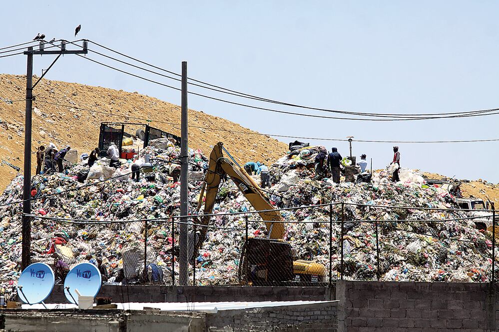 Con el cierre de campañas para elegir gobernadores, alcaldes, diputados federales y locales, y tras los sufragios del 7 de junio pasado, toneladas de basura electoral que fueron retiradas de las calles son desechadas y procesadas en centros de reciclaje