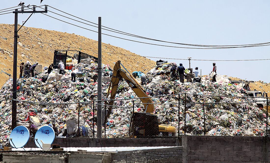 Con el cierre de campañas para elegir gobernadores, alcaldes, diputados federales y locales, y tras los sufragios del 7 de junio pasado, toneladas de basura electoral que fueron retiradas de las calles son desechadas y procesadas en centros de reciclaje