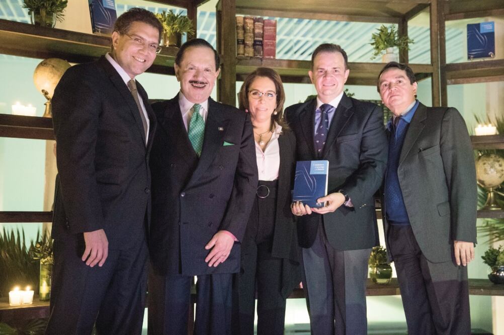 El senador Armando Ríos Piter, el Presidente Ejecutivo y del Consejo de Administración de EL UNIVERSAL, Licenciado Juan Francisco Ealy Ortiz; la comunicadora Fernanda Familiar, el autor Ulrich Richter, y el magistrado Horacio Hernández. (CRISTOPHER ROGEL)