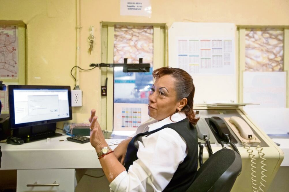 Celia comenta que ahora que sus hijos son mayores, prefiere que el Día de las Madres lo tomen las compañeras con niños pequeños. Foto: GERMÁN ESPINOSA. EL UNIVERSAL