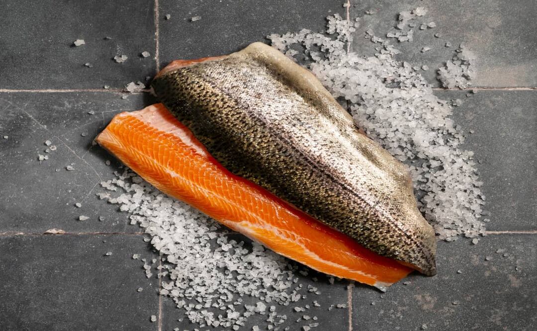 El salmón se cura con sal. Foto: Freepik.