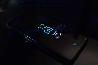 Por qué debes poner tu celular en modo oscuro