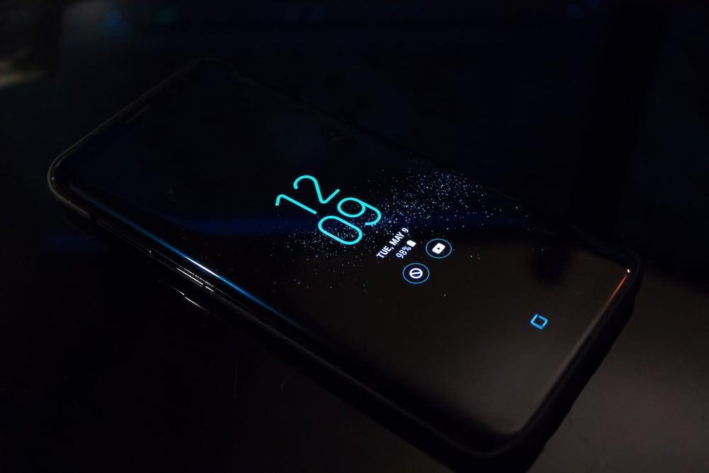 Poner en modo oscuro tu celular no solo lo hará lucir bien, además tiene otros beneficios. Foto: Pexels