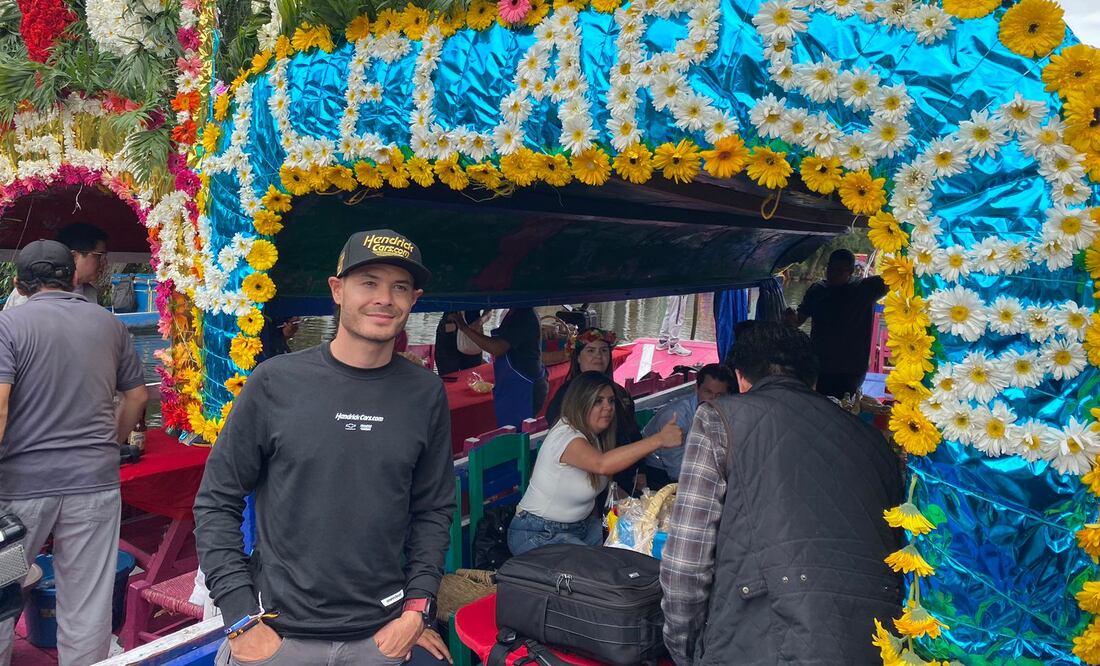 Kyle Larson en las trajineras de Xochimilco / Fotos: Nicolás Schiller Solti - EL UNIVERSAL