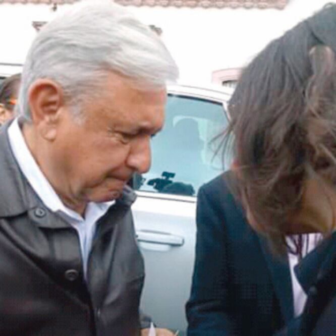 La activista Mara Muñoz abordó al presidente electo, Andrés Manuel López Obrador, durante su gira por Zacatecas. ESPECIAL