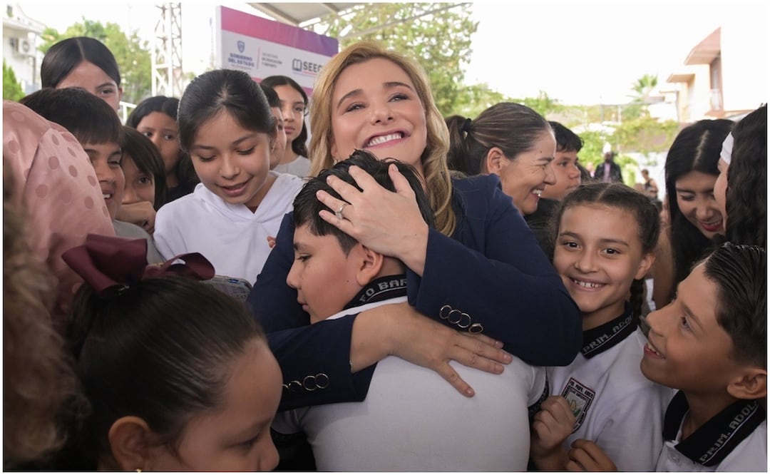 Maru Campos durante la entrega de mochilas, zapatos y útiles escolares en la escuela Primaria Federal “Prof. Adolfo Barranco Fuentes”, Chihuahua. Foto: Especial