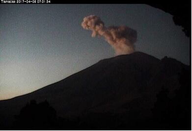 Popocatépetl emite fumarola de un kilómetro con bajo contenido de ceniza