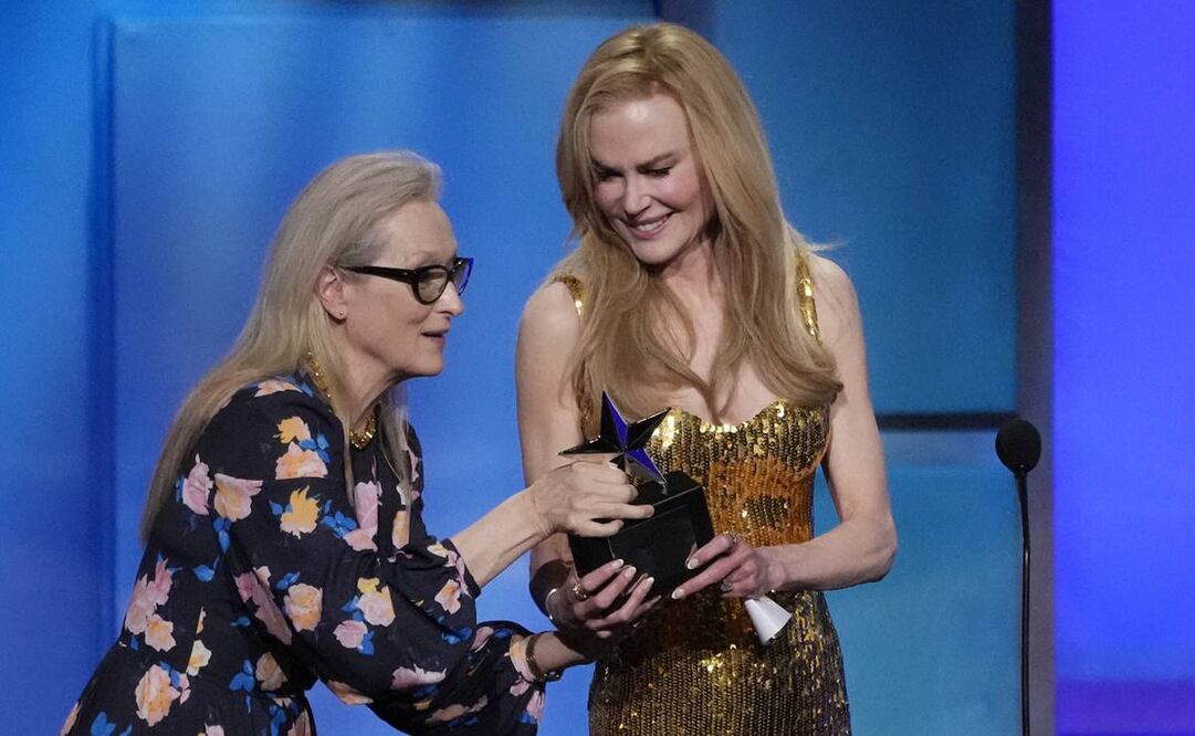 Meryl Streep elogia a Nikole Kidman y le entrega premio. Foto: AP.