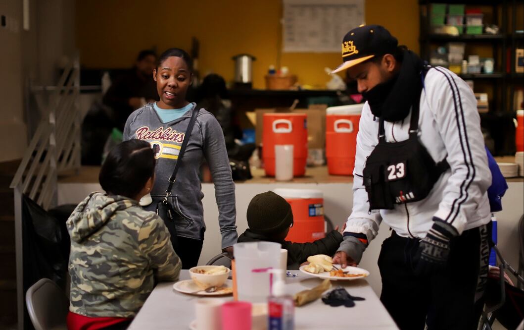 Migrantes acuden al comedor Ministerio para Migrantes de la Catedral de Ciudad Juárez el 15 de enero de 2025. Foto: Christian Torres/EL UNIVERSAL