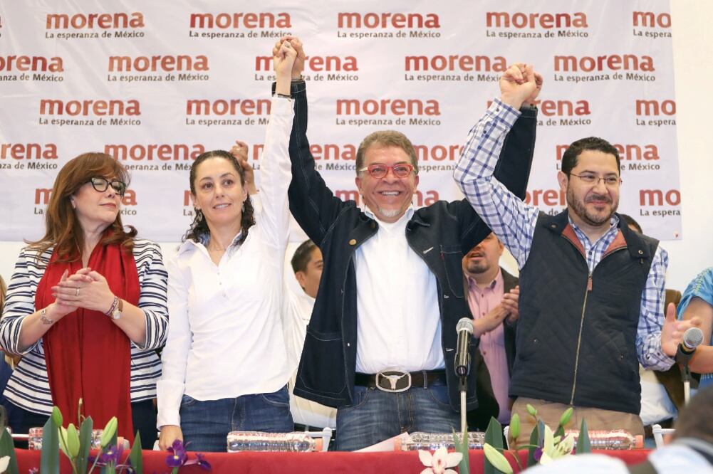 La dirigencia de Morena arropó al ex perredista Alfredo Hernández Raigosa, quien ayer presentó su propuesta de infraestructura hidráulica para la delegación Iztapalapa. (BERENICE FREGOSO. EL UNIVERSAL)