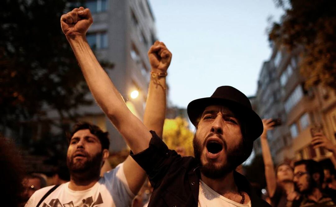 La policía intervino de inmediato con cargas de gas lacrimógeno y dispersó a los manifestantes, explicaron testigos de los hechos. FOTO: EFE.