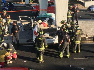 Camioneta se impacta contra puente peatonal en Viaducto; hay dos muertos