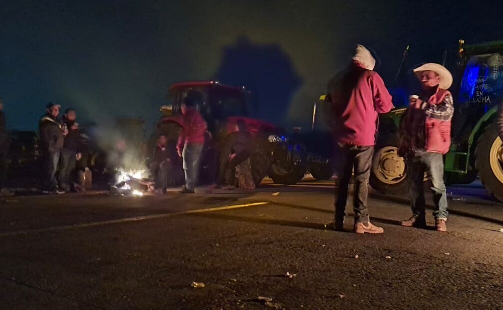 Productores de maíz y trabajadores del campo de Michoacán, reanudan bloqueos carreteros. (30/10/2025). Imagen ilustrativa/Especial
