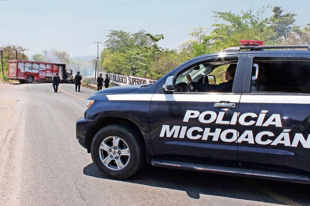 Grupos armados de ex autodefensas intentaron evitar el avance policiaco, con el cierre de carreteras. Para ello, incendiaron al menos 13 vehículos (ARMANDO SOLÍS. EL UNIVERSAL)