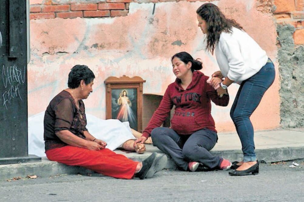 La lente de Martha Fabiola Rodríguez captó el dolor de una mujer ante la pérdida de un ser querido, en calles de la capital potosina. Foto: EL UNIVERSAL SAN LUIS POTOSÍ
