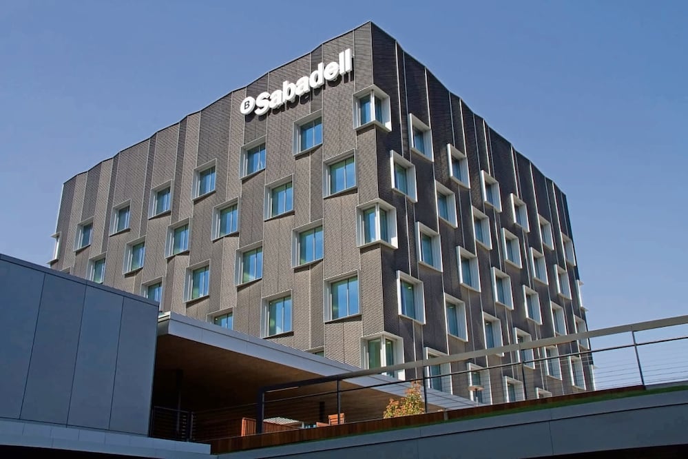 Menos de 3% de los accionistas de Banco Sabadell habían aceptado la oferta de BBVA. Foto Especial