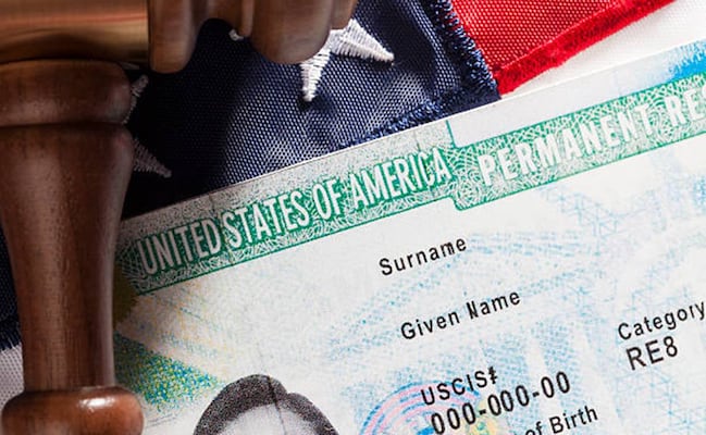 Nueva regla en Green Card obliga a migrantes a regresar a su país mientras esperan decisión; afectará a medio millón al año 