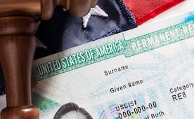 Nueva regla en Green Card obliga a migrantes a regresar a su país mientras esperan decisión; afectará a medio millón al año