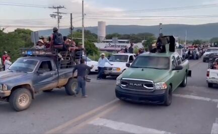 Vitorean a hombres armados del Cártel de Sinaloa en Chiapas; desfilan en carretera