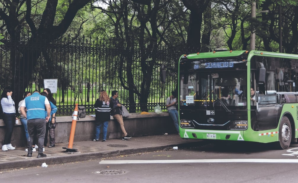 Muchos usuarios debieron caminar varias calles para ubicar las unidades de apoyo para el Cablebús. Foto: Hugo Salvador/ EL UNIVERSAL