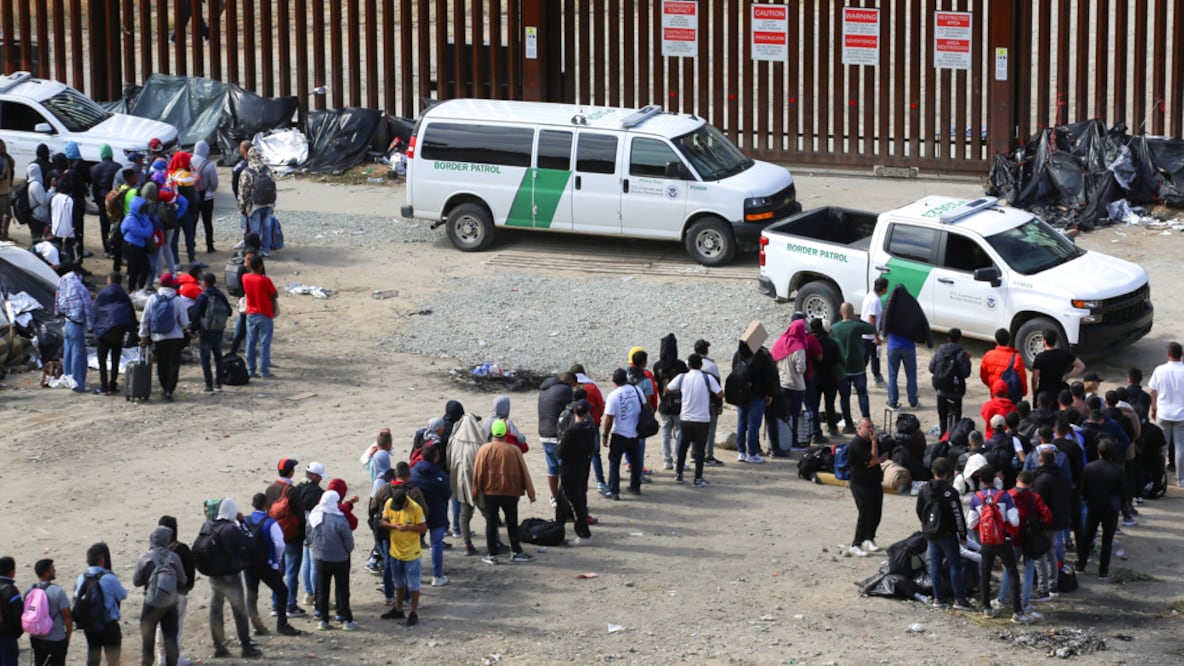 La Oficina de Aduanas y Protección Fronteriza de Estados Unidos reportó que en noviembre detuvo a 242 mil migrantes en la frontera con México.