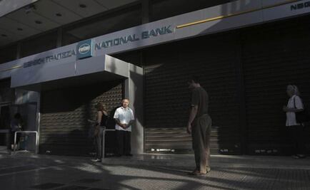 Sufren bancos griegos fuga de depósitos