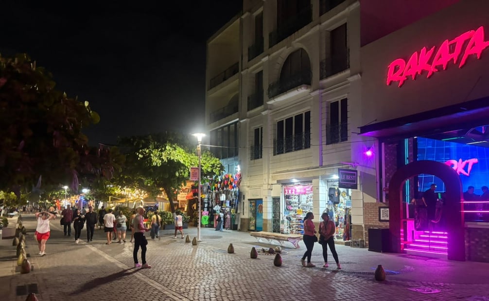 Turistas regresan al malecón de Puerto Vallarta. Foto:  Juan Carlos Williams