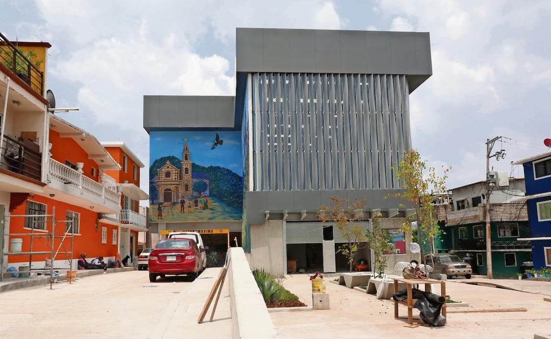 En uno de los muros de la estación se observa un mural que representa un paisaje de Naucalpan, con viviendas sobre las laderas, montañas, vegetación y una iglesia.