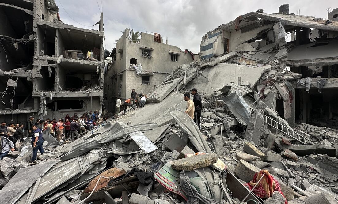 Rescatistas palestinos trabajan en el lugar de un ataque israelí contra una zona residencial del barrio de Shujaiya, en la Ciudad de Gaza, el 9 de abril de 2025. Foto: EFE