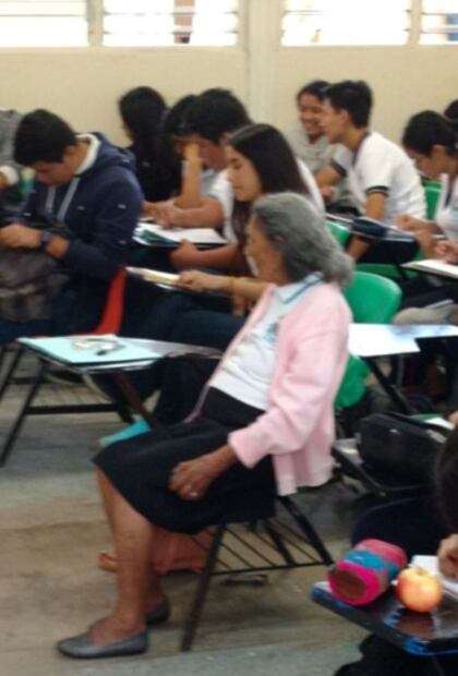 Lupita asiste a su primer día de preparatoria a los 95 años
