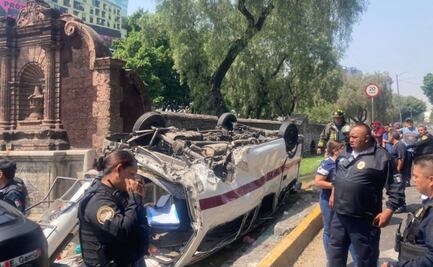 Volcadura de combi deja 10 heridos y un muerto en Insurgentes Norte  