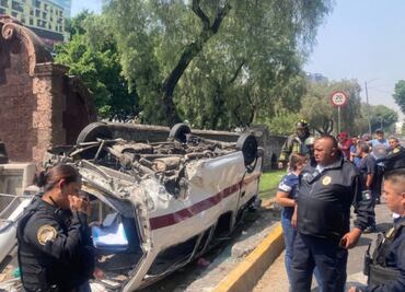 Volcadura de combi deja 10 heridos y un muerto en Insurgentes Norte