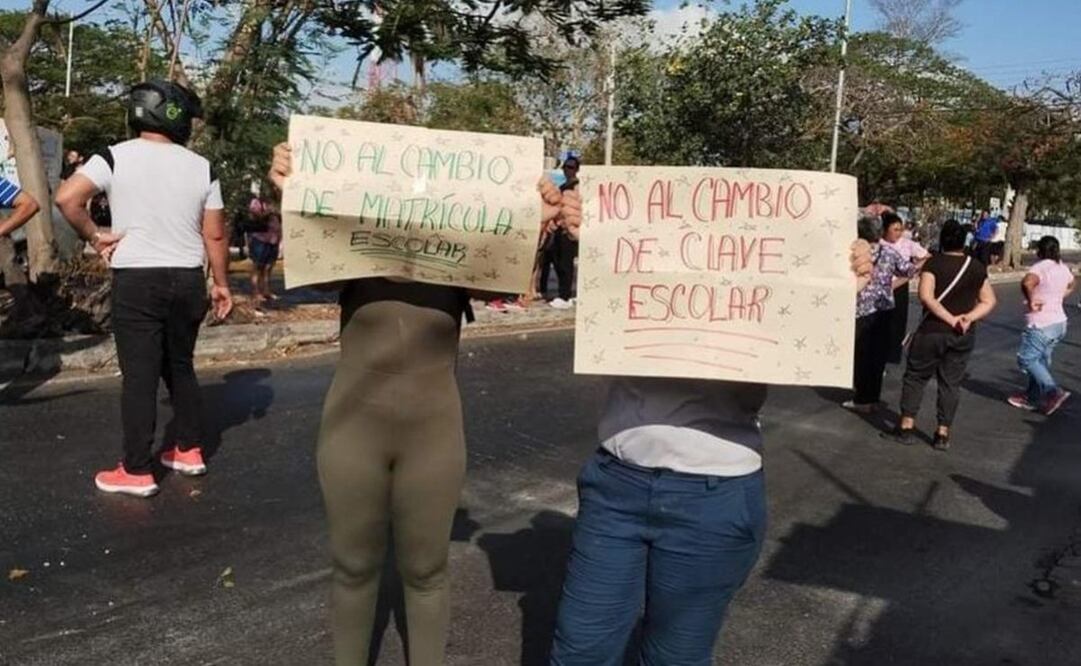 Padres de familia de la escuela secundaria “Eduardo Urzaiz Rodríguez” tomaron las instalaciones en protesta por la posible división de la matrícula. Foto: especial