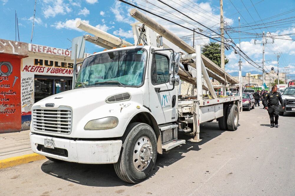 Elementos municipales acudieron al llamado de los vecinos quienes denunciaron que trabajadores de la CFE habían retirado lámparas y cableado que el gobierno local instaló para alumbrar la vía pública (CHIMALHUACÁN)