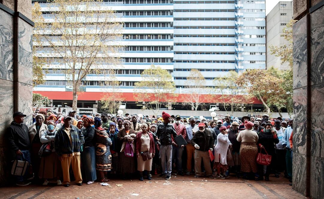 Vendedores informales en Johannesburgo (Sudáfrica) buscan un permiso para trabajar durante la cuarentena. El experto afirma que países menos desarrollados tienen un rol fundamental en la lucha contra la pandemia. Foto: Luca Sola / AFP