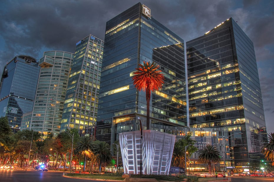 Los edificios brillan bajo el cielo durante este recorrido nocturno por la ciudad. Foto: Turibus