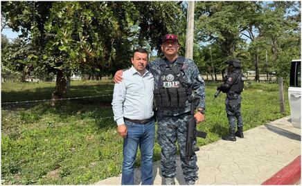 Critican al alcalde de Frontera Comalapa, Chiapas por fotografía con policías estatales; lo vinculan con organizaciones criminales