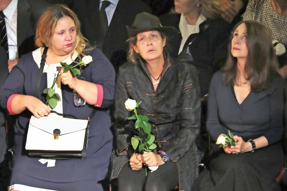 María José, Ximena y Mariana, las hijas de Cuevas, ayer en Bellas Artes (FOTOS: JUAN CARLOS REYES. EL UNIVERSAL)