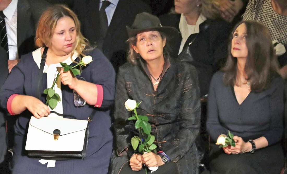 María José, Ximena y Mariana, las hijas de Cuevas, ayer en Bellas Artes (FOTOS: JUAN CARLOS REYES. EL UNIVERSAL)