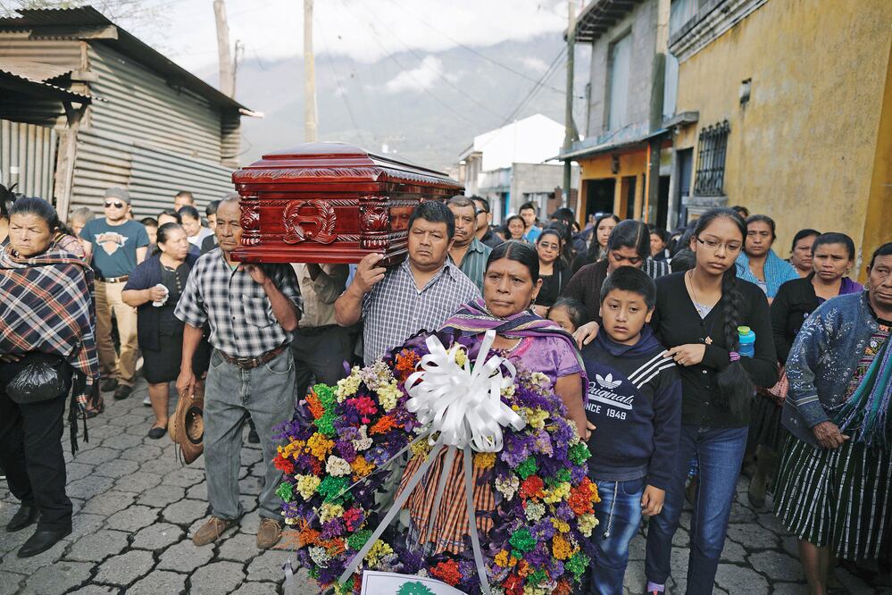Vecinos de la localidad de Alotenango acompañan el féretro de Sergio Vásquez, quien murió durante la erupción del Volcán de Fuego, el domingo pasado en Guatemala (JOSE CABEZAS. REUTERS)