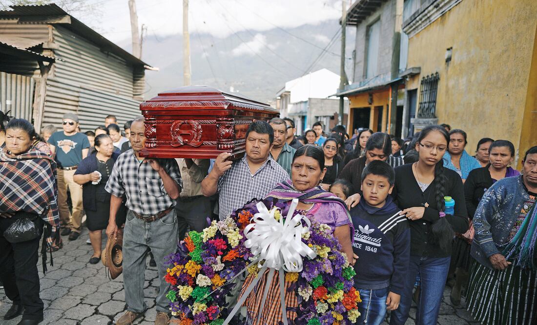 Vecinos de la localidad de Alotenango acompañan el féretro de Sergio Vásquez, quien murió durante la erupción del Volcán de Fuego, el domingo pasado en Guatemala (JOSE CABEZAS. REUTERS)