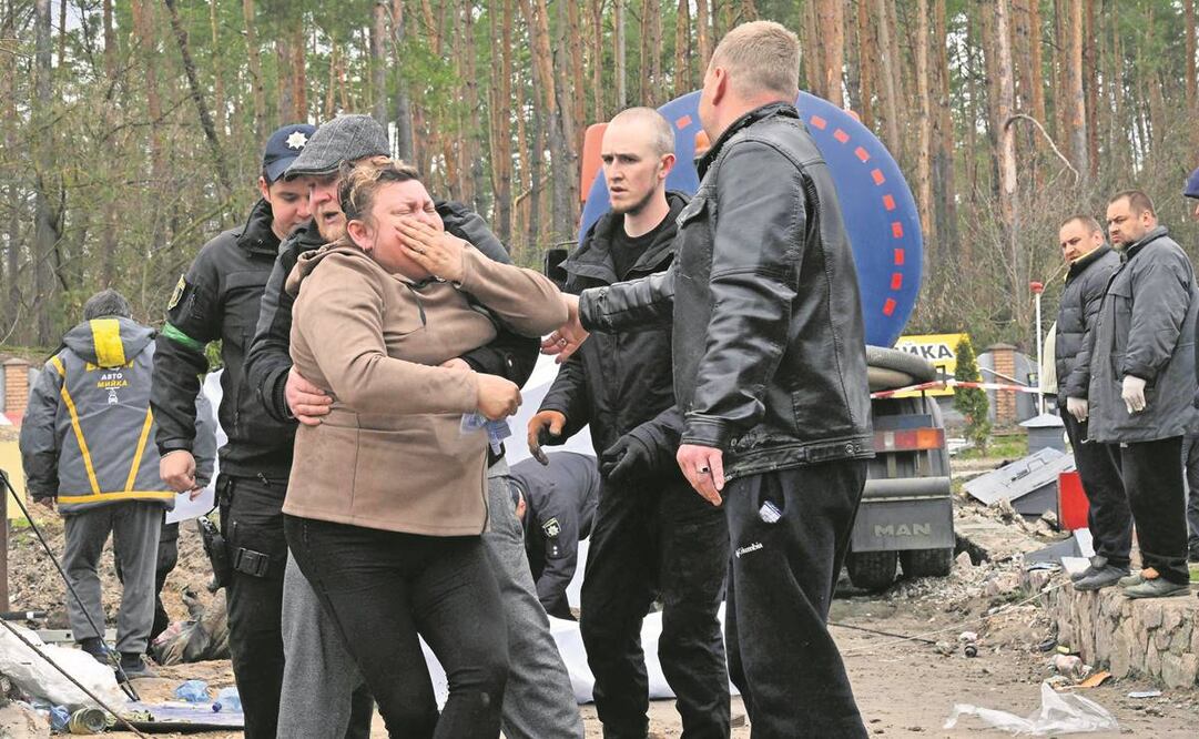 Autoridades de Ucrania han encontrado mil 222 cadáveres en torno a la capital Kiev. Foto: Sergei Supinsky/AFP