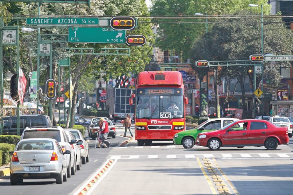 Algunos de los elevadores que recibirán mantenimiento están ubicados en cruces para el Metrobús o peatonales, mencionó la jefa de Gobierno capitalino. (ARCHIVO EL UNIVERSAL)