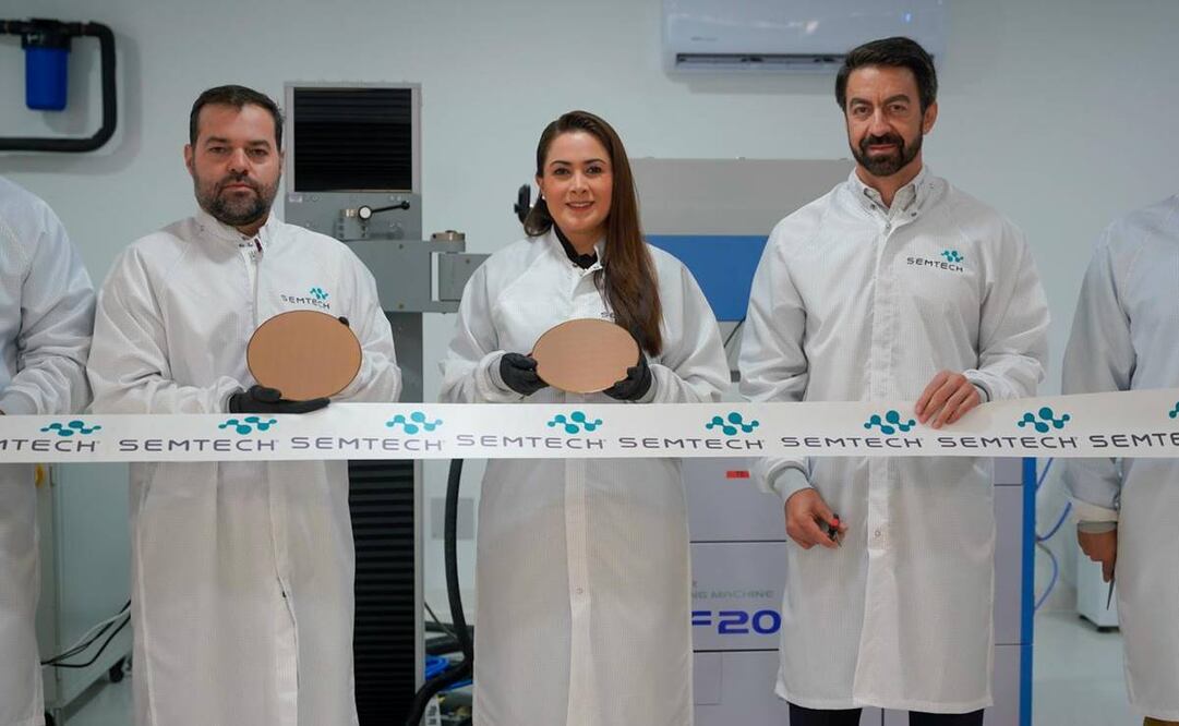 La gobernadora María Teresa Jimenez Esquivel puso en marcha el laboratorio con la más alta tecnología para el diseño de pruebas de semiconductores / Foto: Especial