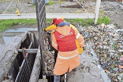 Limpian red de drenaje en Neza