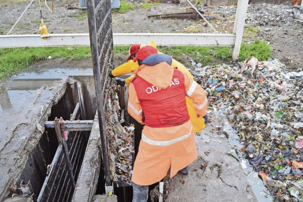 Prevención.Personal del ODAPAS de Chimalhuacán reforzó los trabajos de limpieza de cárcamos. Foto/ ESPECIAL