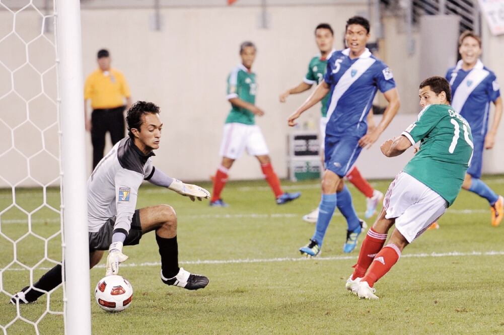 Hernández marcó un bello gol contra Guatemala, de taquito (ARCHIVO. EL UNIVERSALO)