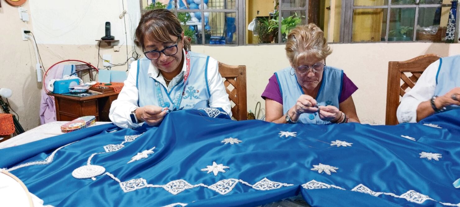 Mujeres se dan cita en el Museo Casa Carito para cumplir la tradición de bordar la vestimenta de la virgen de La Caridad desde hace seis década. Foto: Ana Laura Vásquez | El Universal
